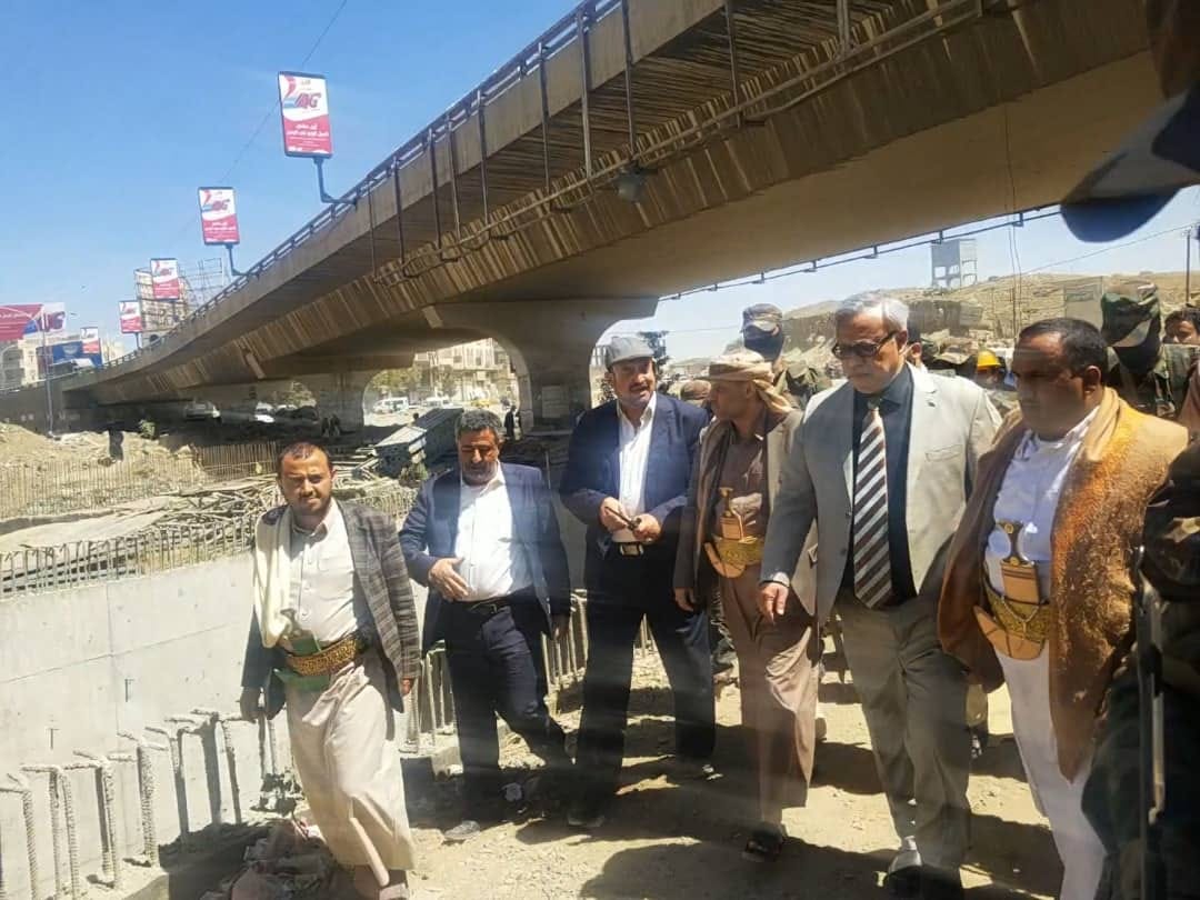 الرئيس المشاط يتفقد سير تنفيذ عدد من مشاريع الجسور والطرق بأمانة العاصمة