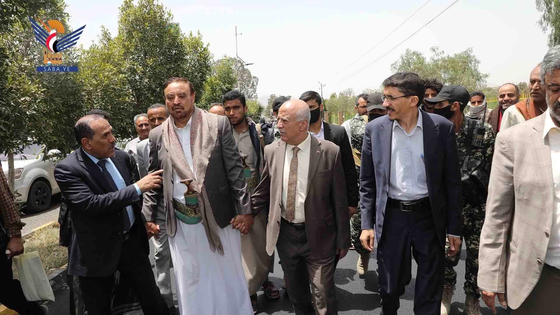 رئيس مجلس الوزراء يتفقد العمل بمشروع سفلتة الشارع الرئيسي في جامعة صنعاء