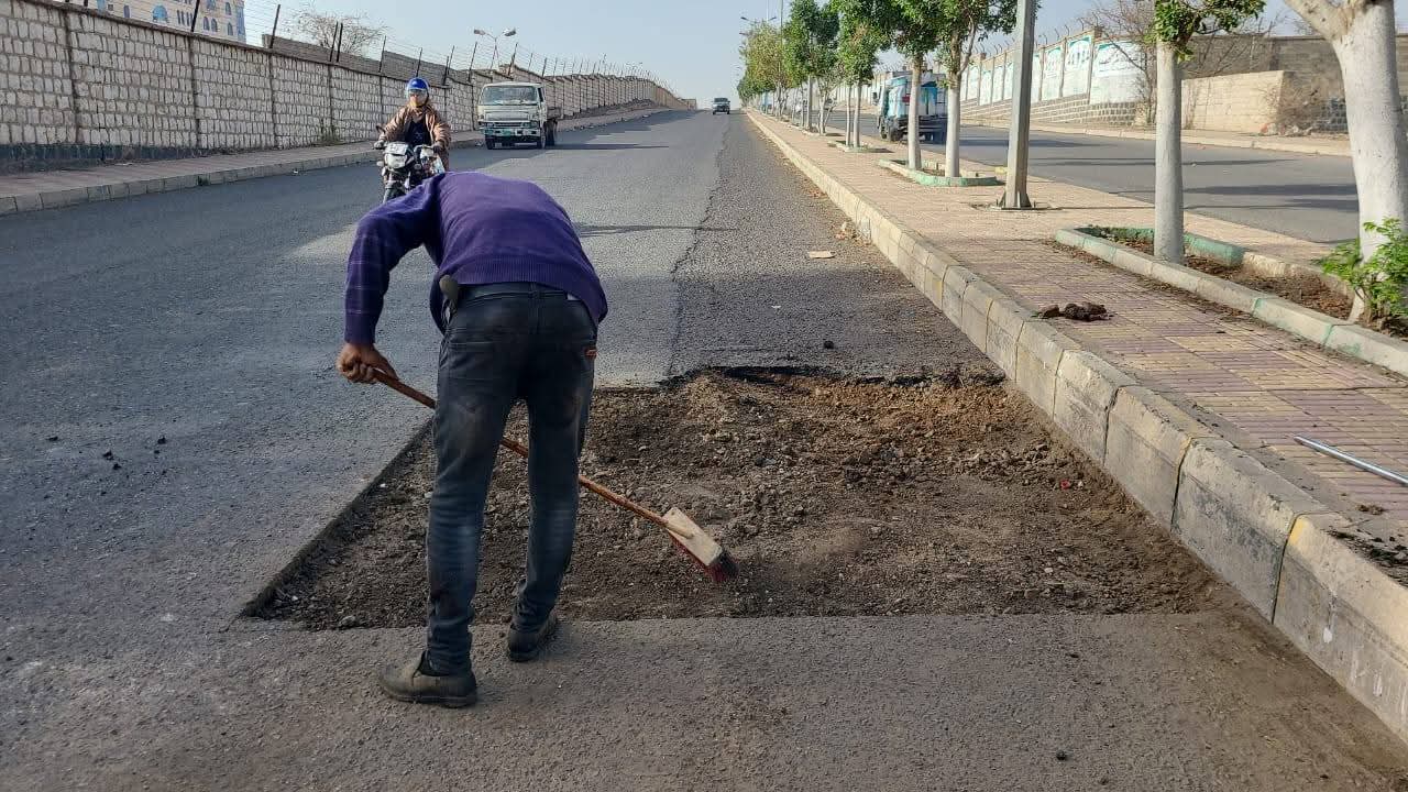 بتوجيهات مكثفة.. فرق الصيانة الطارئة تستهدف المحاور المؤدية لمركز المدينة ورئاسة الوزراء