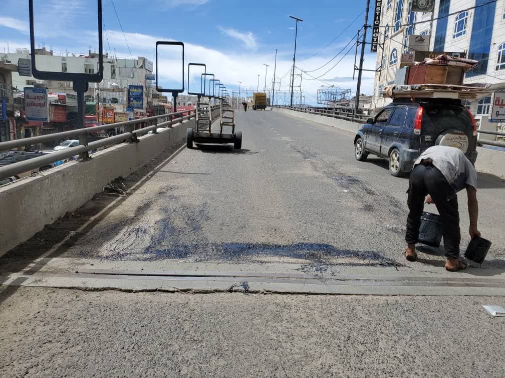 تواصل أعمال الصيانة الطارئة والوقائية لترميم الحفريات والأسفلت في جسر بيت بوس وشارع الخمسين بالعاصمة