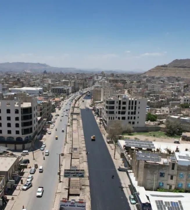 وكيل قطاع الأشغال يتفقد أعمال تنفيذ طبقة إسفلتية بشارع خولان في مديرية السبعين