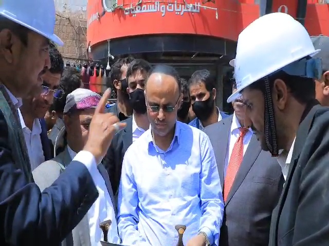 الرئيس المشاط يتفقد سير العمل بمشروع رصف وتوسعة الخدمات بمديرية التحرير